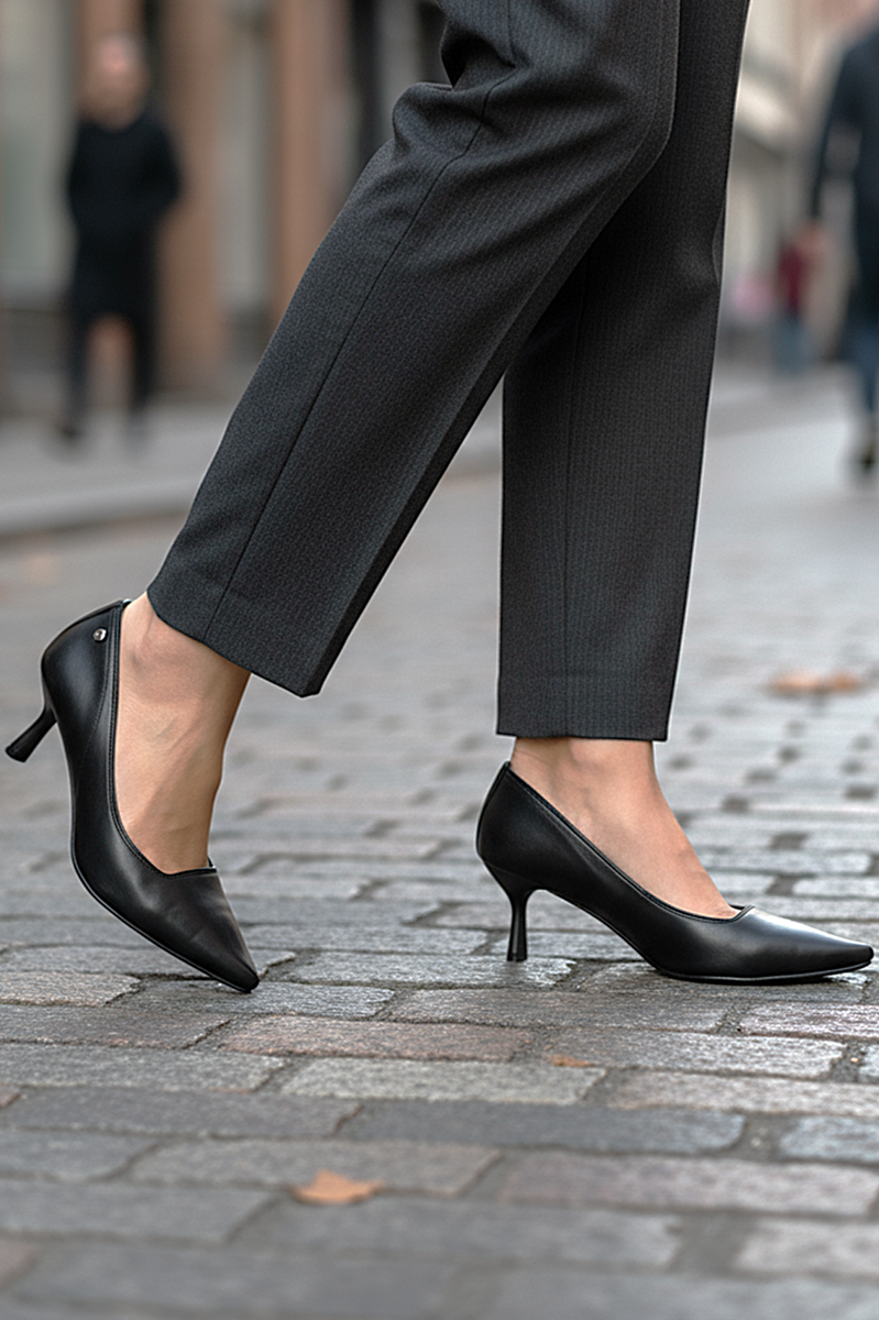 Zelia Esnek Yumuşak Kaymaz Taban (4 cm) Siyah Cilt Kadın Topuklu Ayakkabı