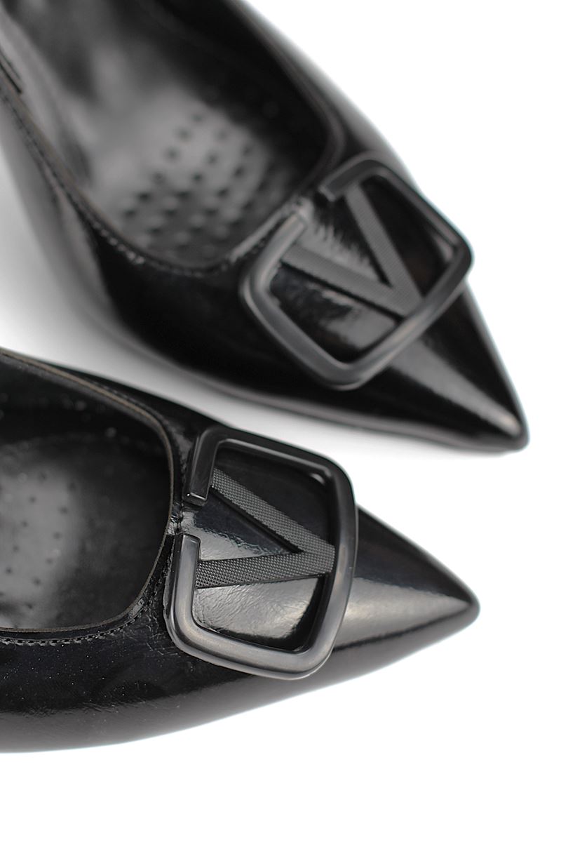 Rosalinda Esnek Yumuşak Kaymaz Taban (8 cm) Siyah Rugan  Açık Lastikli V toka Kadın Topuklu Ayakkabı