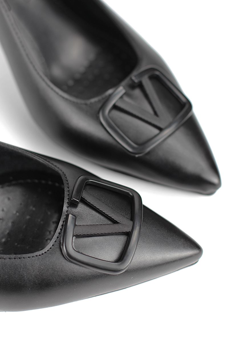 Lilith Esnek Yumuşak Kaymaz Taban (4 cm) Siyah Cilt Açık Lastikli V Toka Kadın Topuklu Ayakkabı