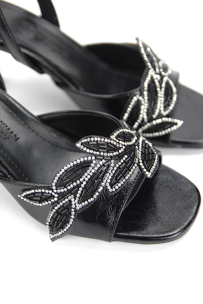 Arlen Esnek Yumuşak Kaymaz Taban (4 cm) Siyah Rugan Taşlı Yaprak Detaylı Kadın Topuklu Ayakkabı