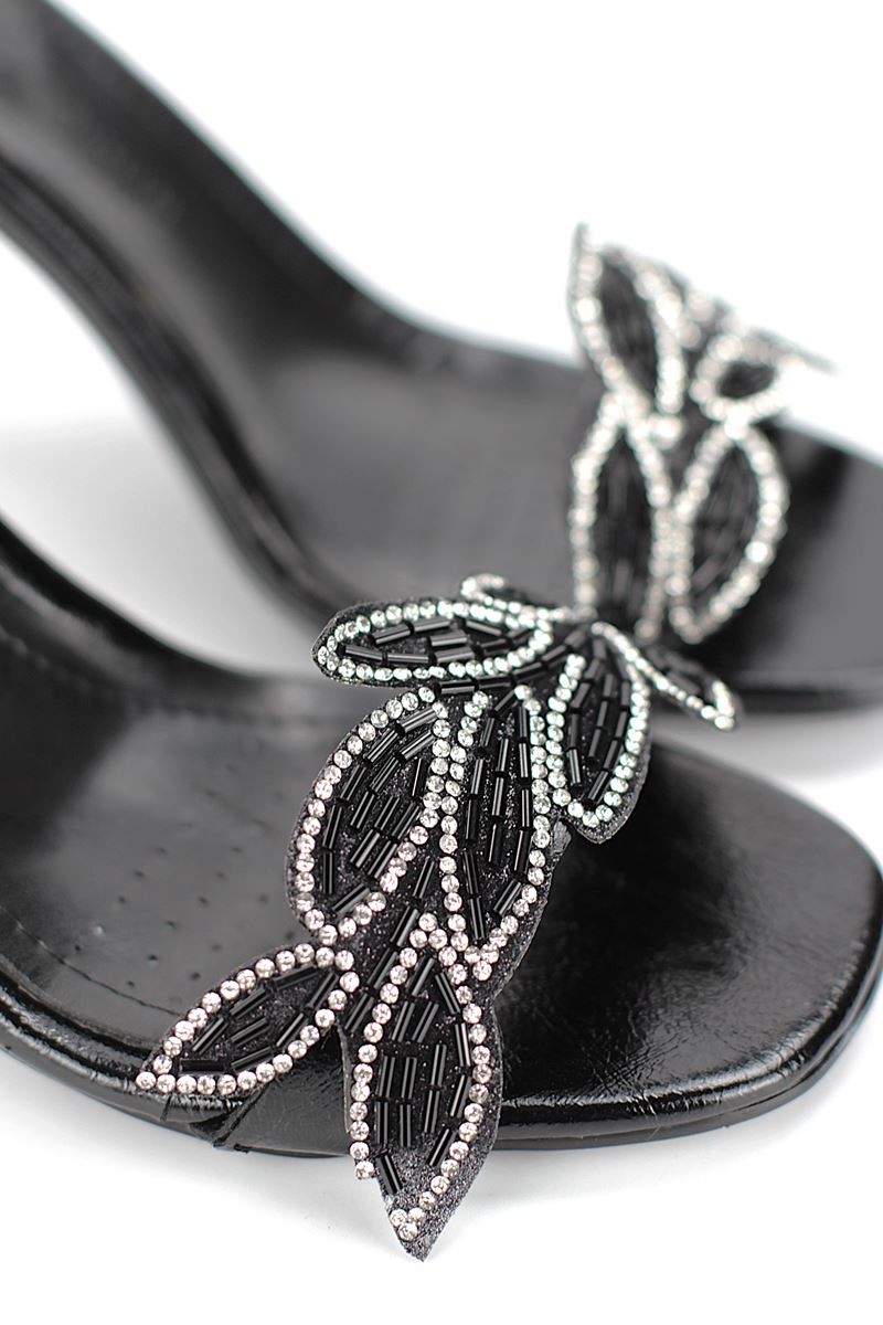 Papillon Esnek Yumuşak Kaymaz Taban (4 cm) Siyah Rugan Taşlı Yaprak Detaylı Kadın Topuklu Ayakkabı