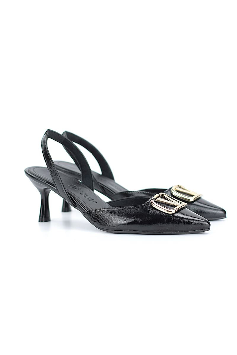 Zelora Esnek Kaymaz Taban Siyah Rugan Orta Topuklu(4 cm) Altın V Toka Detaylı Topuklu Ayakkabı