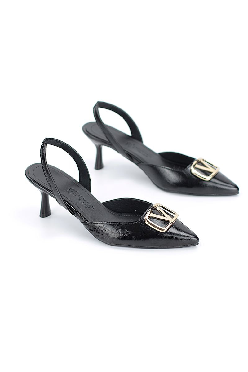 Zelora Esnek Kaymaz Taban Siyah Rugan Orta Topuklu(4 cm) Altın V Toka Detaylı Topuklu Ayakkabı