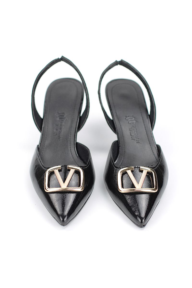 Zelora Esnek Kaymaz Taban Siyah Rugan Orta Topuklu(4 cm) Altın V Toka Detaylı Topuklu Ayakkabı