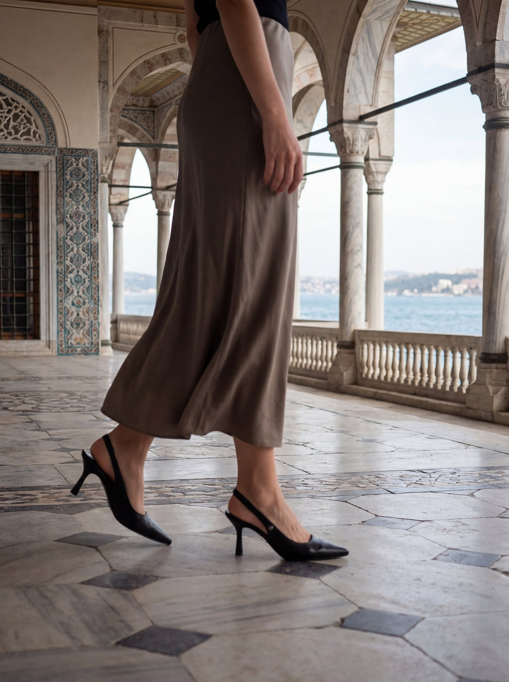 Vivienne Esnek Yumuşak Kaymaz Taban (7 cm)  Siyah Cilt Açık Lastikli Kadın Topuklu Ayakkabı