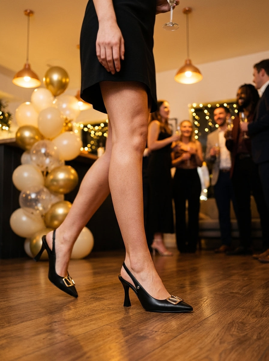 Melina Esnek Yumuşak Kaymaz Taban (10 cm) Siyah Cilt Açık Lastikli V Toka Kadın Topuklu Ayakkabı